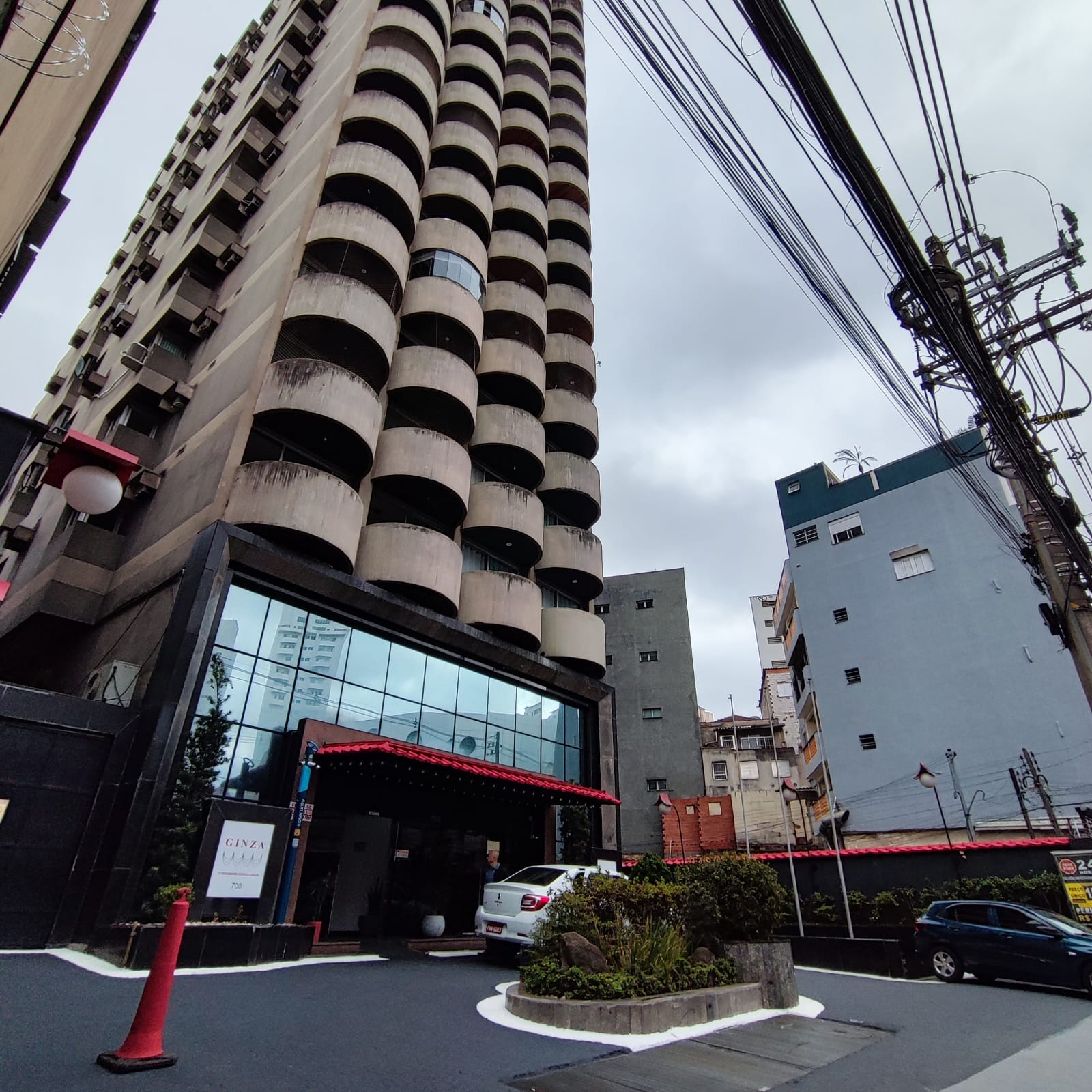 Acomodações RG, fica localizado no Condomínio Edifício Ginza, Rua Galvão Bueno, 700, no bairro da Liberdade, em São Paulo, é um edifício de 1990, Linda estrutura e projetado por nada mais que o Arquiteto Ruy Ohtake, com 16 andares e oferece apartamentos d
